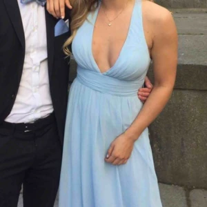  - Balklänning från NELLY, använd en gång. Lite sliten längst ner men inget som syns. Såå vacker och fin i ryggen (andra bilden). Inköpt för 999