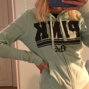  - Mysig kofta från Pink! Turkos med tryck på framsidan och luva. Knappt använd:)) Kan mötas upp i Stockholm eller så står köparen för frakt