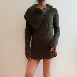  - Green long sleeve     May fit to xs to medium Can meet up at tcentralen