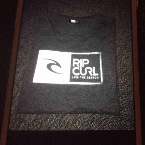  - En Rip Curl t-shirt i bra skick