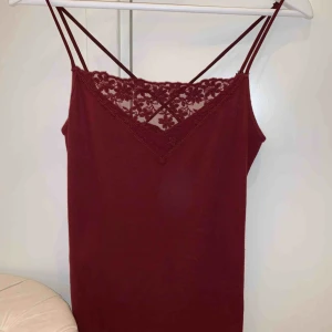  - Ett super fint vinrött hollister linne, med spets detaljer och detaljerad korsningen baktill. Använd endast 1 gång, så den är verkligen i gott skick! Storlek m, men passar även lika bra som en S då den är rätt stretchig. Köparen står för frakten📦😊