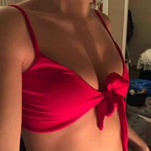  - Röd ”mini” top från Nelly. Aldrig använd prislapp kvar. Frakten är inräknad 