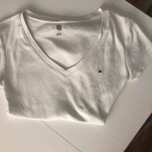  - Säljer min Tommy hilfiger t-shirt av skälet att det inte är min stil längre. Tröjan är i bra skick utom att trycket (som man ser i bild 3) är lite slitet 