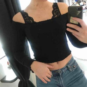  - off shoulder top från h&m, säljs för 50kr + frakt (30kr). säljs pga för liten & aldrig använd. hör av er!
