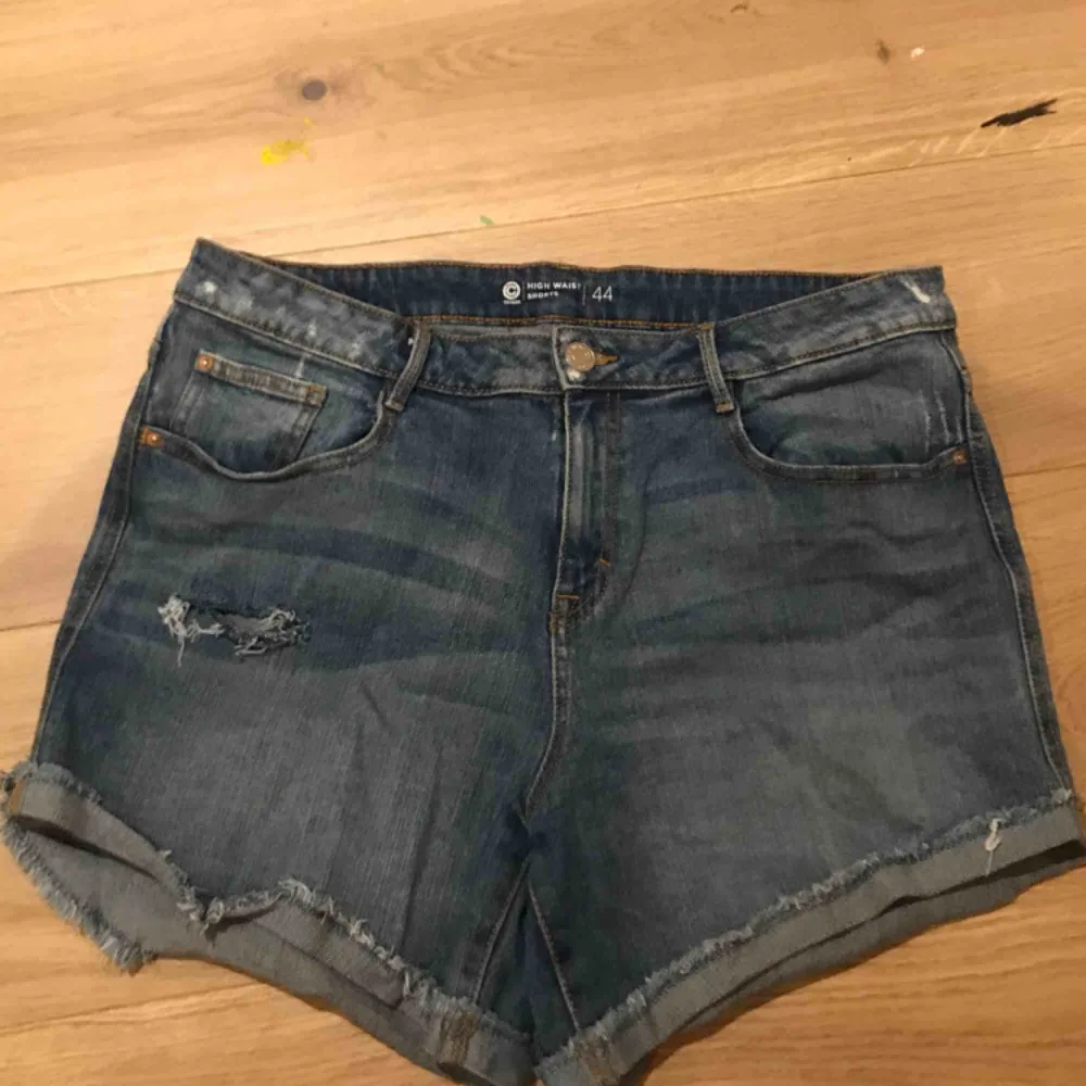 High waist shorts från Cubus. Använts typ 3 gånger. Köparen står för frakt(50kr).. Shorts.