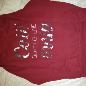  - En vinröd tjocktröja från Hollister som är köpt i USA, XS men passar till s och m också. Använd några få gånger,bra skick. Kan mötas upp i Stockholm     <3