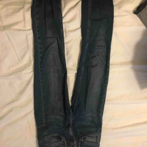  - De första byxorna är från Ullared inte så mycket använda och är i storleken 34. De andra är ett par hummel byxor och är då XS Och de andra är från only och är ett par vita som har lite hål som detaljer  Om du inte bor i närheten så får man betala frakt