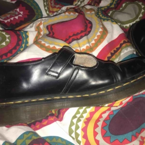 - Dr.Martens i modellen Polley! fint använt skick, frakt inräknat i priset! köpta för 1297kr! superfina, storlek 41. sköna och ordentligt ingångna så man inte får skoskav mer 🌼☺️