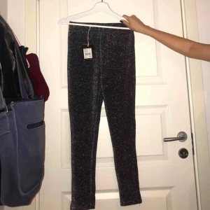  - Helt oanvända glittriga byxor från STAY, köpta på carlings   Frakt 30kr