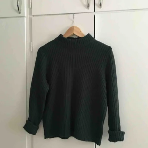  - Mörkgrön stickad polo från H&M