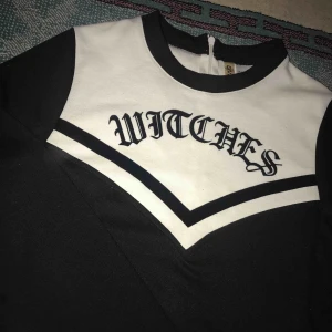  - Croptop från H&M. Hör av dig om du har några frågor💓