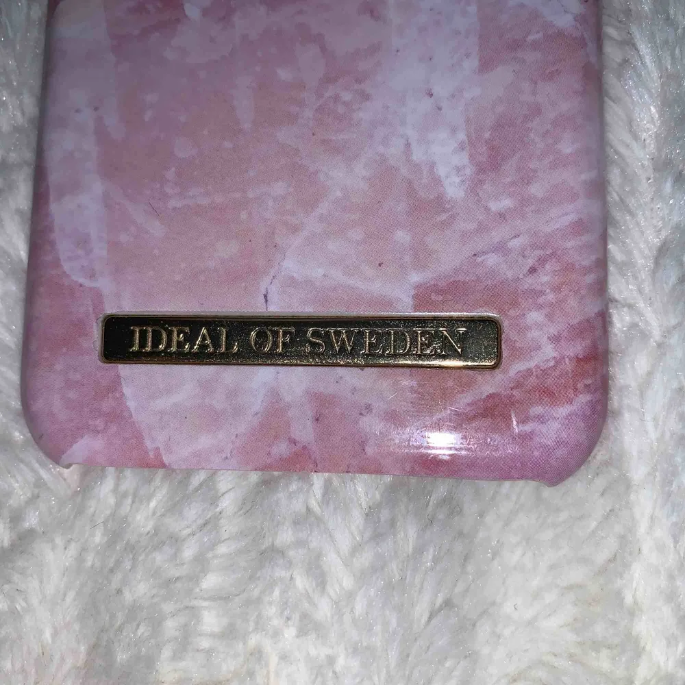 Två Ideal of Sweden skal i bra skick!  Ett rosa & ett svart skal till iphone 7.  1 för 70kr & 2 för 130kr . Övrigt.