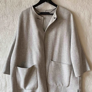 Zara kappa  - Oanvänd kappa från zara perfekt nu till våren. Köpt för 1.199 så jag säljer den för mindre än halva priset. Passar allt i från XS-L beroende på hur man vill att passformen ska vara. Har själv stl 36 så på mig sitter den lite oversized och så fint! 