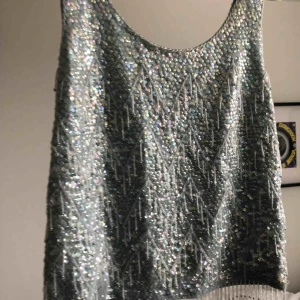  - En ljusblå oanvänd (av mig) vintage flappertopp i 1920 tals stil. Är gjort några decennier senare, förmodligen 80 talet. Från Beyond Retro med original pris 300 SEK. Säljer för 150 ✨ kan hämtas i Stockholm eller fraktas!