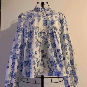  - NEW Beautiful floral blouse with embroidery Size S NEW, with tags 