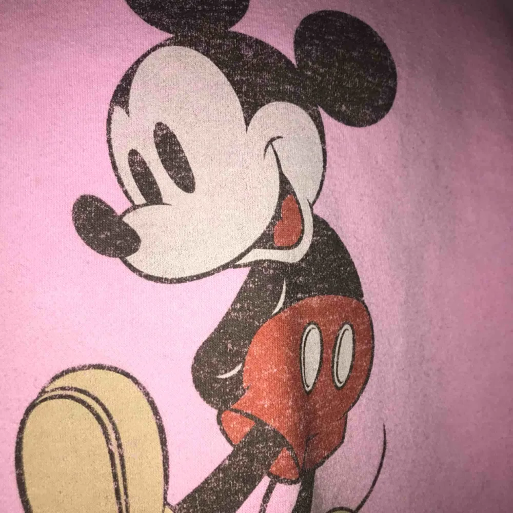 Ljus rosa Mickey Mouse hoodie från H&M, köpt ca 1 år sedan och den är knappt använd och därför i mycket bra skick, frakt tillkommer.. Hoodies.