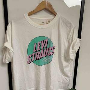 T-shirt köpt på Levis, den är ganska ”bred” och inte så lång, men snygg om man knyter den 💃🏼 aldrig använd, endast testad. 