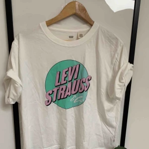  - T-shirt köpt på Levis, den är ganska ”bred” och inte så lång, men snygg om man knyter den 💃🏼 aldrig använd, endast testad. 
