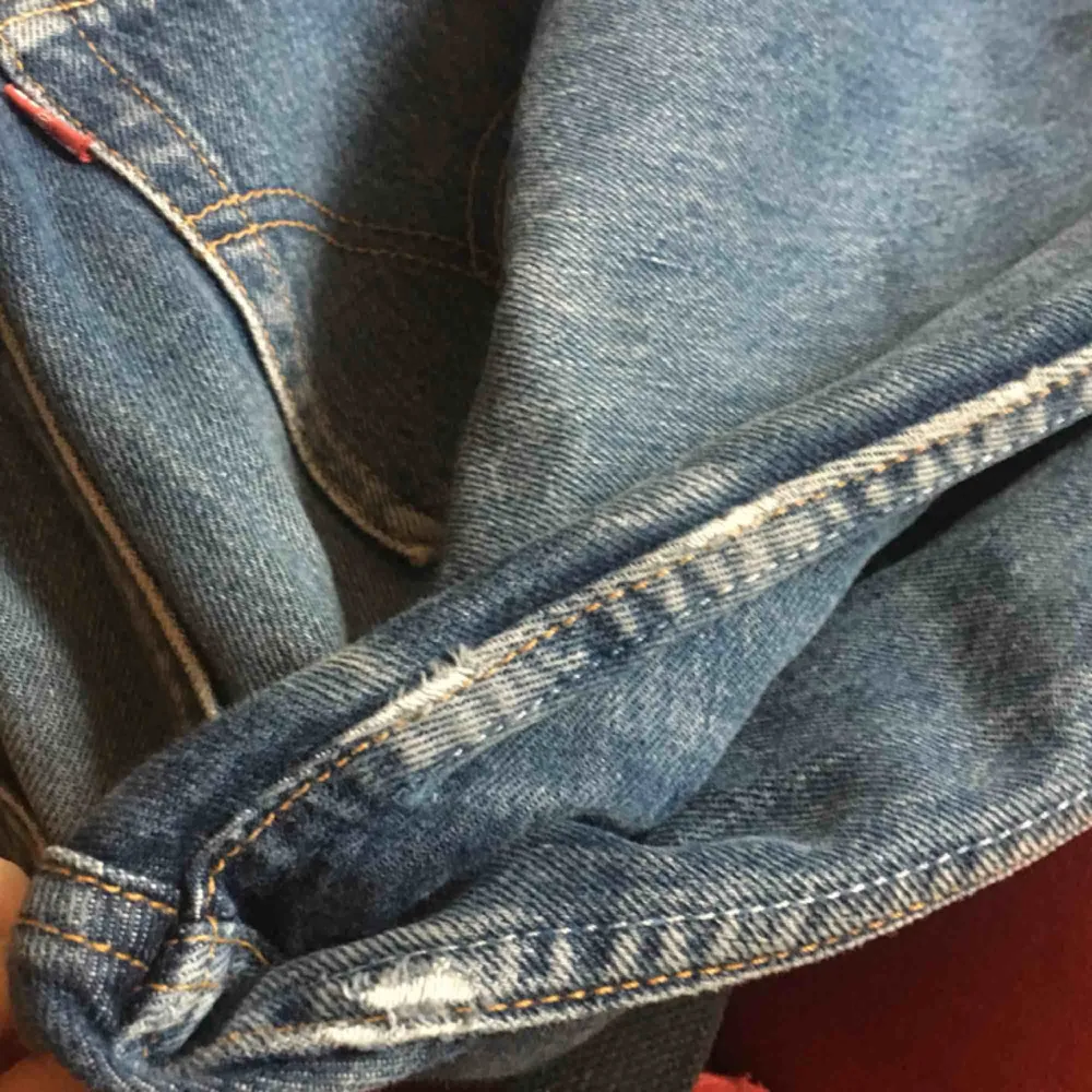 Säljer ett par levis då de var för små för mig. Super fina mom jeans, alltså är de rakare i benen och tighta upptill. Lite slitna mellan benen därav det billiga priset. Modell Levis 501 W28 L32. Kan mötas i Uppsala, annars står köparen för frakten!❤️. Jeans & Byxor.