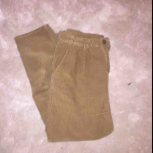  - Ljusbruna högmidjade manchesterbyxor från Chiquelle, jag har vanligtvis 38 men tog en storlek större för längdens skull, säljes pga att de är alldeles för stora i midjan för mig, köpare står för frakt🦋