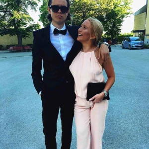  - Säljer en jumpsuit från samsoe samsoe strl XS. Använd en gång på balen i 9an. Ursprungspris 1499 säljer för 800kr! 