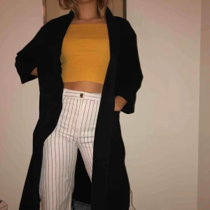  - Svart kappa från Urban Outfitters egna märke! Säljs pga att jag inte använder den längre!  Strl S, nypris: 800 kr, säljs för endast 150 kr. 