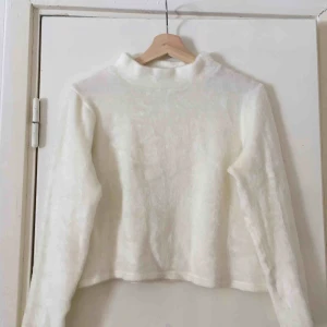  - Vit, fluffig crop top från Bik Bok. Fint skick.