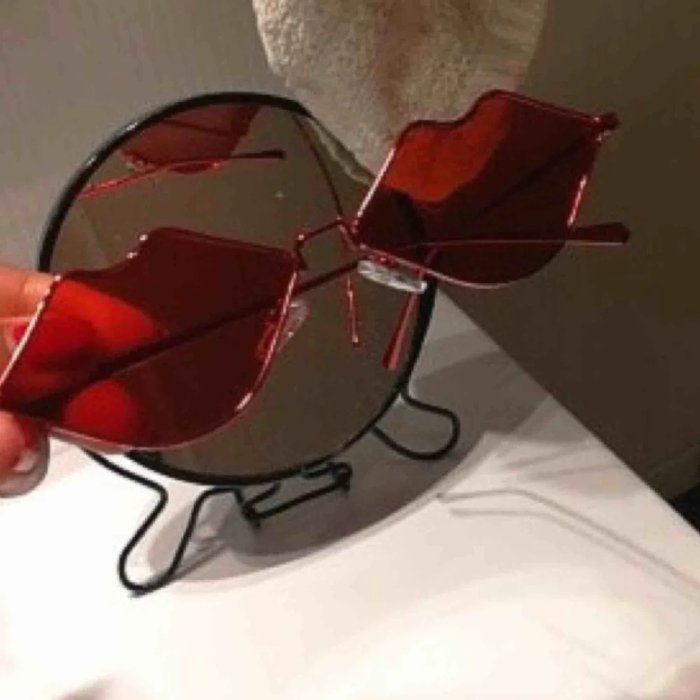 Supercoola solglasögon som jag köpte i London. Insåg senare att de inte passar mig dock..😢. Accessoarer.