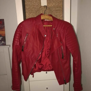  - Röd ”skinnjacka” inköpt på chiquelle och är knappt använd. Frakt tillkommer