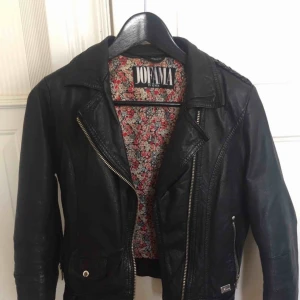 JOFAMA by Kenza  - Säljer min JOFAMA BY KENZA skinnjacka, använd få gånger så den är i bra skick. Original pris  2800kr. (Priset kan diskuteras) köparen står för frakten! 