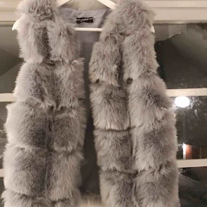  - Säljer min gosiga oanvända FAUX fur pälsväst i strl one size. Jag har vanligtvis strl M och denna passar mig bra. Inköpt på eBay för 500 kr, säljs för 200 kr + frakt (60 kr) 