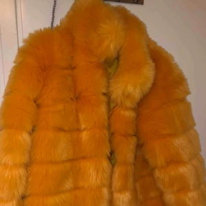  - Fejk pälsjacka, varm och skön. Aldrig använd på grund av fel storlek. Möts i Uppsala, kan frakta men köparen står för frakten.