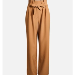  - Storsäljaren ifrån Bikbok! Superfina high-waste byxor. Bra skick!  La upp en egen bild på byxorna så ni ser lite bättre hur färgen ser ut ☺️. Skickar gärna fler bilder vid förfrågan. 