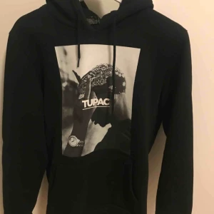  - Tupac Hoodie från Junkyard, använd fåtal gånger!