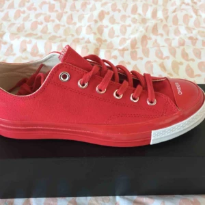  - Supersnygga röda limited editions från Converse x Undercover Chuck. UNISEX Eur 40, UK 7. Nypris 90£. Köpare står för frakt💌💫