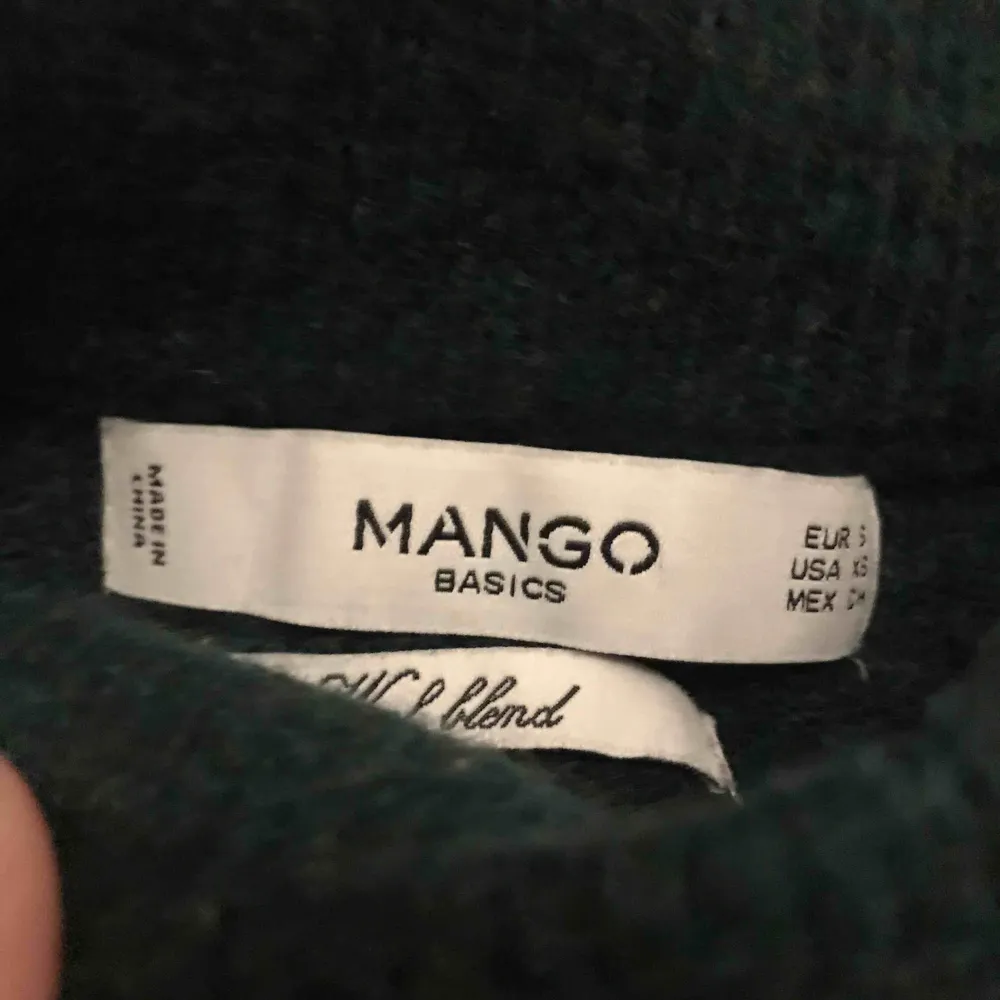 Fin mörk grön tröja från mango, säljer för jag köpte fel storlek . Hoodies.