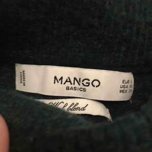 Fin mörk grön tröja från mango, säljer för jag köpte fel storlek 