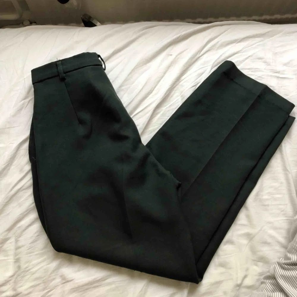 Ångrar mig typ redan att jag lägger upp dessa .. men desperate times calls for ..  Från beyond retro, kostymbyxa i mörkt grön. Jeans & Byxor.
