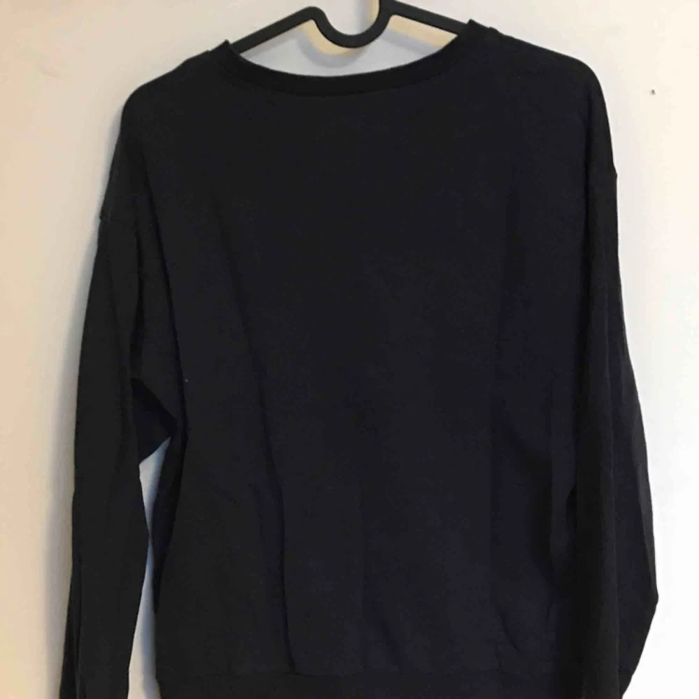 Mörkblå tröja med tryck från h&m, säljer då jag inte längre använder den men fortfarande bra kvalitet Frakt ingår i priset. Toppar.