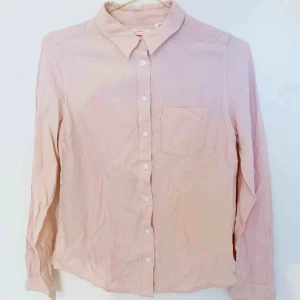  - (Obs! Behöver styrkas haha) Levis skjorta! Använd ett fåtal gånger. Liten fläck i back som troligtvis går bort i tvätten! 