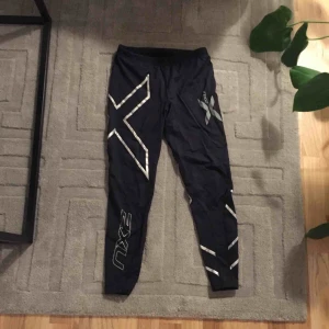  - Sjukt snygga träningstights från 2XU. Väldigt bra skick 🌱Kompressionstights. Svarta med detaljer i silver 👌🏼