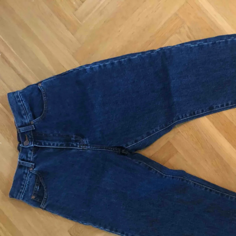 Jättefina mom jeans från Dr.Denim! Tyvärr för små för mig. Nypris 600kr. Frakt kostar 70kr. OBS! katt finns i hemmet! . Jeans & Byxor.