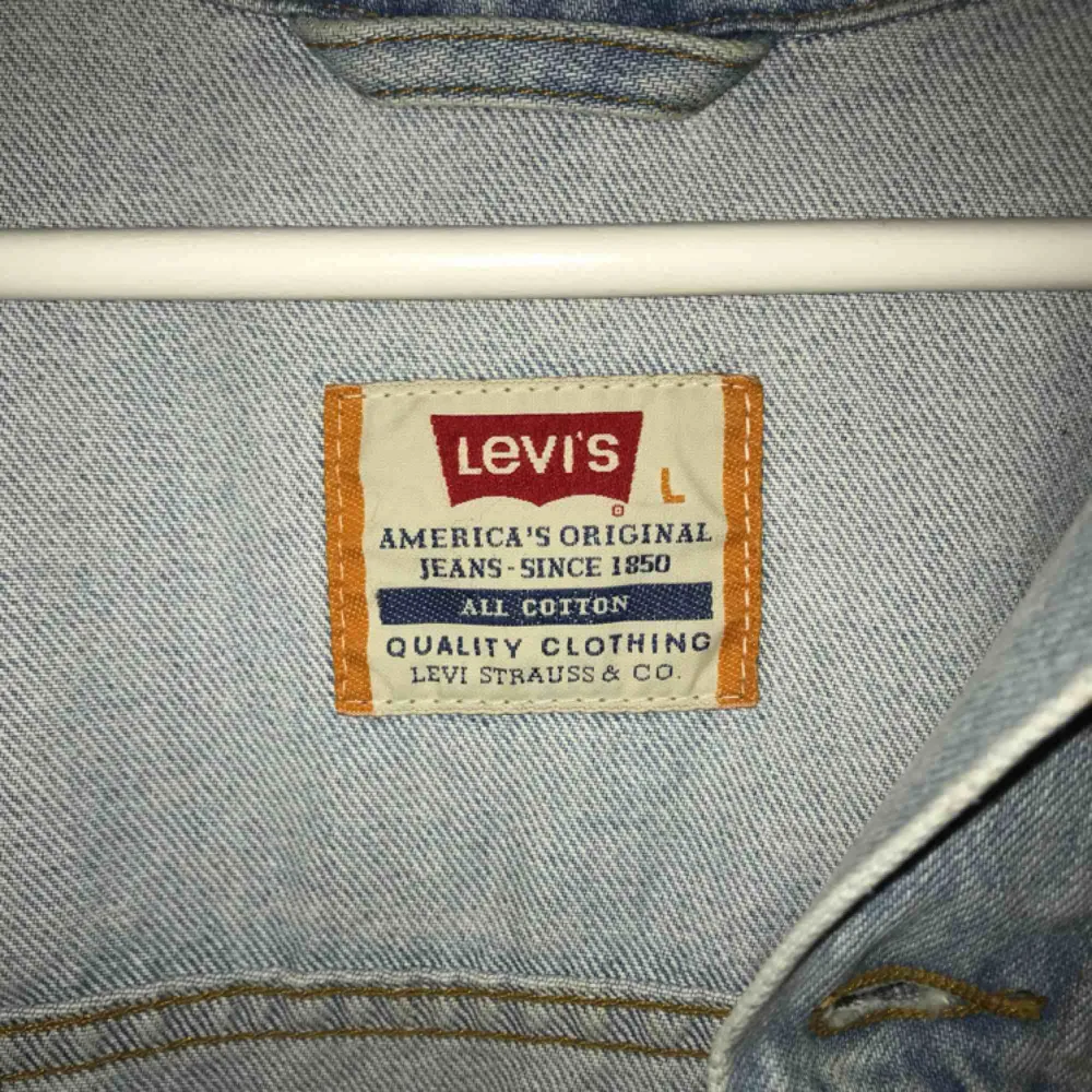Croped vintage jeansjacka från Levi’s. Aldrig använd.. Jackor.