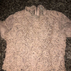  - Superfin persikofärgad spets topp från Zara i storlek S. Använd ett fåtal gånger, nypris är runt 3-400 kr. 