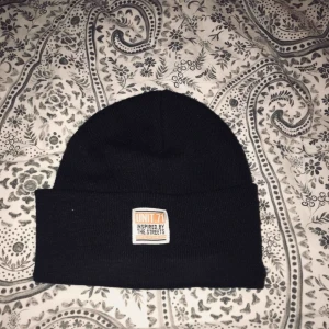  - Knappt använd, ganska streeatig stil, köptes i höstas men aldrig fått använt den. Lappen är bortklippt