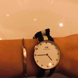  - Klocka från Daniel Wellington med fungerande bateri, dom två armbanden på bilderna ingår samt två tillhörande boxar som allt kom i när jag köpte det. Inga repor eller skador  