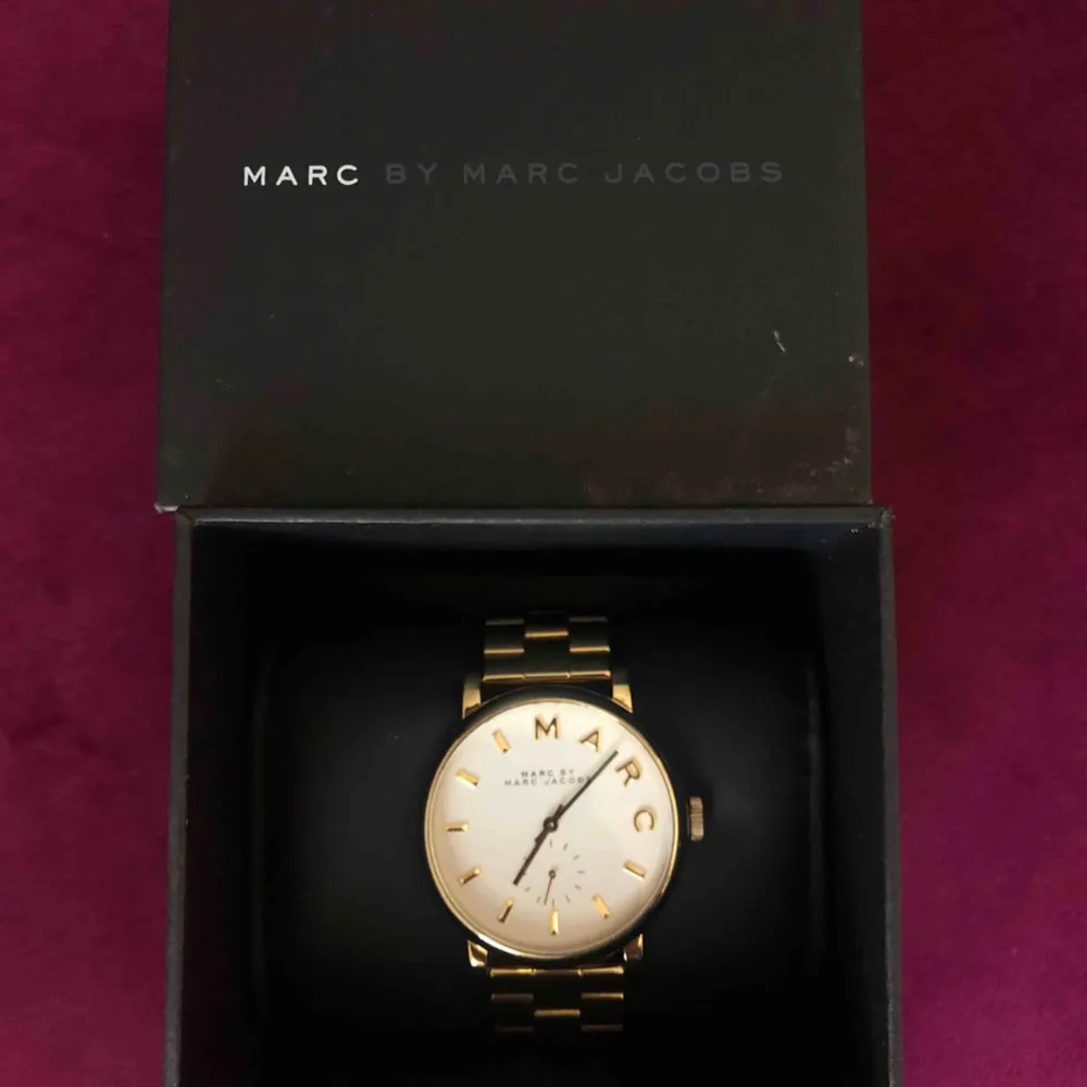 Guldklocka från Marc Jacobs, köpt för cirka 2.500 kr. Klockan är i bra skikt och går att korta ner och förlänga. Behöver nya batterier💫. Accessoarer.