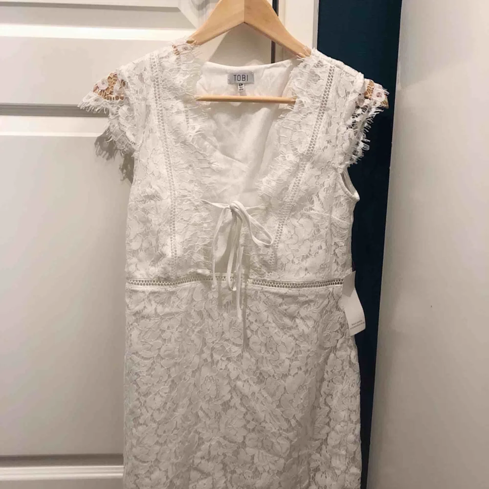 Jättefin vit klänning perfekt till studenten ✨   Klänningen från tobi, nypris ca 1000, strl S ej använd, jättefin på!. Klänningar.