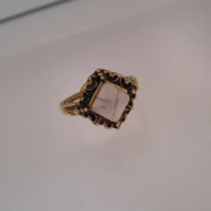  - Underbar secondhand ring i guldpläterad metall! Frakt: 9kr