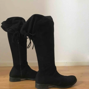  - Köpte dem för 1000kr, använda högst 10 ggr. Stövelstöd har använts för att skydda dragkedjorna, de ingår. 